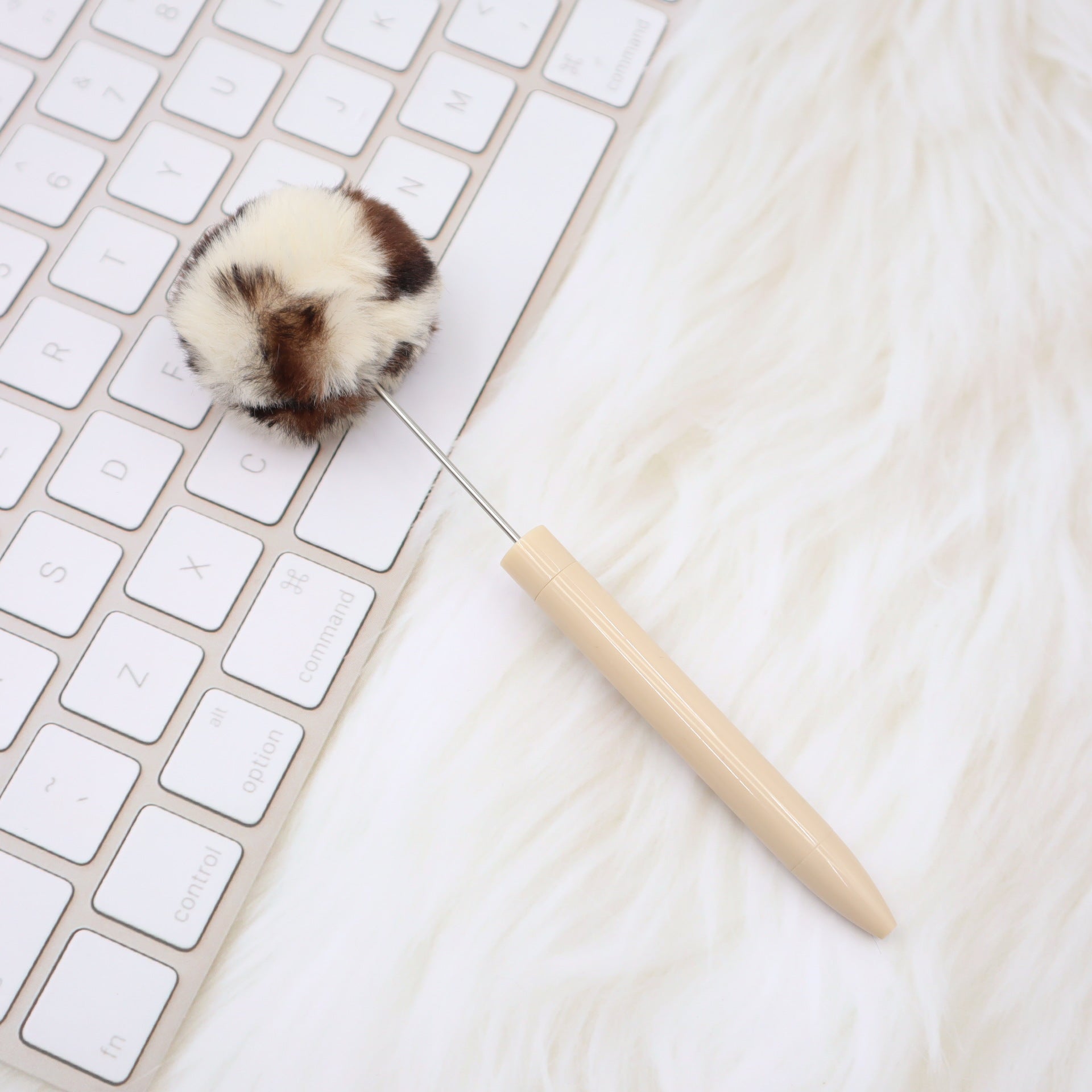 Wholesale New Style Fluffy Ball Beaded Pen Creative DIY Handmade Plastic Fluffy Ball Beaded Ballpoint Pen High Color Value Fluffy Pen Can be Wraped